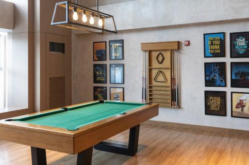 LUXX Suites McKinley with fast WIFI in BGC