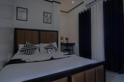 The Palms Resort & Bar