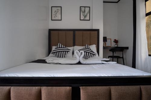 The Palms Resort & Bar