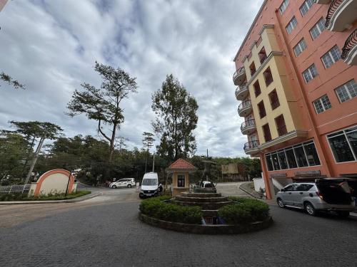 1 minute walk to mines view park and good shepherd