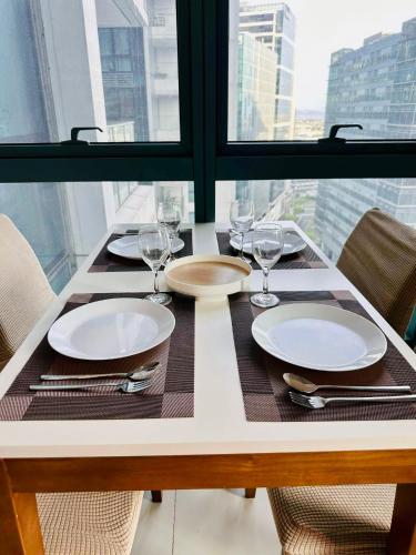 COZI two bedroom family room near Grand Hyatt BGC