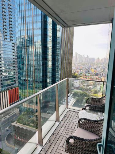 COZI two bedroom family room near Grand Hyatt BGC