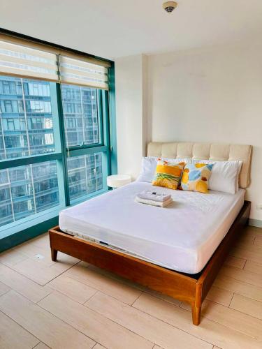 COZI two bedroom family room near Grand Hyatt BGC