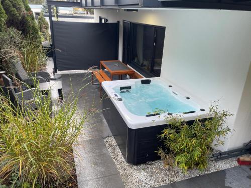 ROSMARIN - Kuschelige Fewo - Romantik & Entspannung im Whirlpool auf privater Terrasse, Ruhe & Hund willkommen - by FerienWohnenAmSee -