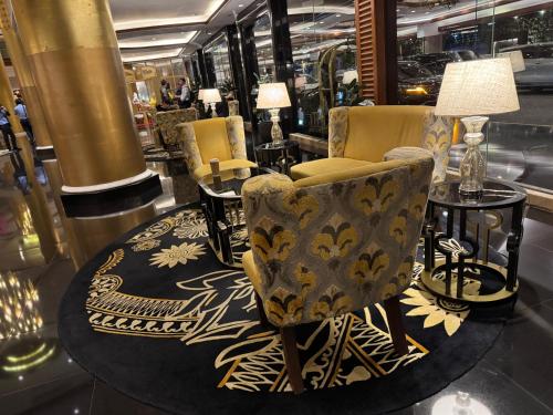 2 Bedroom Penthouse Air condo Makati Gym Swim Park 300 Mbps