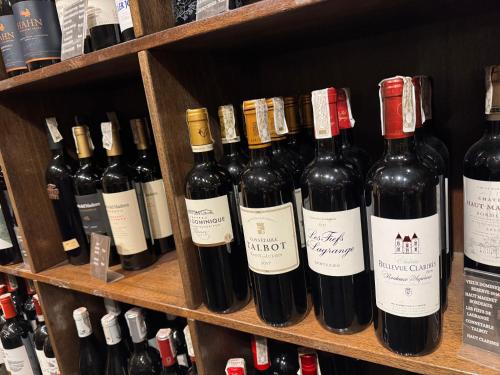 2 Bedroom Penthouse Air condo Makati Gym Swim Park 300 Mbps