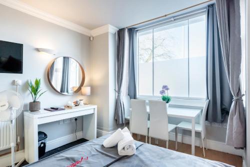 1 Riverside Apartments