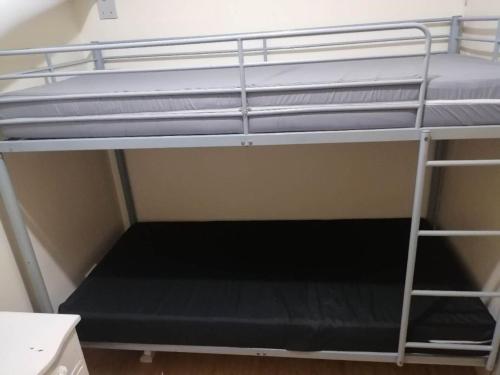 Private twin room for 2 with shared bathroom in boarding place - Cebu IT Park