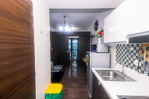 Cozy Crash Pad B Laughter friendly Makati 2271 Gym Swim Park 300