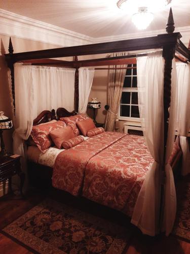 Riverside Lodge B & B