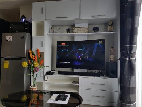 Araneta Cubao No Brown Outs 1BR Furnished Condo with Balcony free WiFi Netflix
