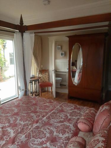 Riverside Lodge B & B