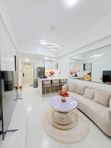 Le Luxe 102 by Ara li