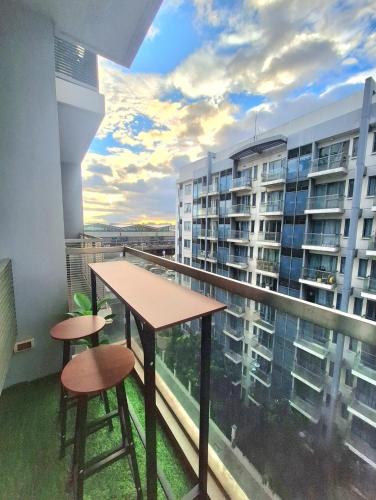 Across Manila Airport NAIA T3 Comfy Unit with Balcony