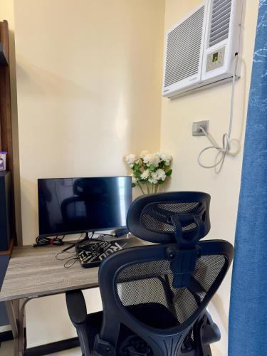 Bayfront 1BR Condo in Pasay Manila with Wi-Fi, Netflix & Pool Access, Near NAIA Airport, Mall of Asia, OKADA, CCP & PICC