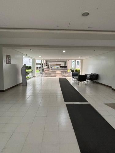 1-bedroom Condo Unit with PS5, Netflix & Pool near SM Fairview