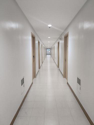 1-bedroom Condo Unit with PS5, Netflix & Pool near SM Fairview