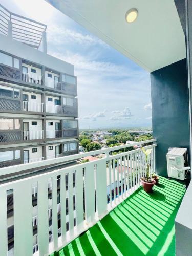 WV 21 Bright & Airy Studio