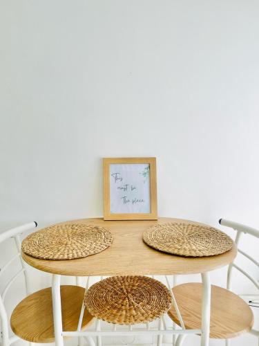 WV 21 Bright & Airy Studio