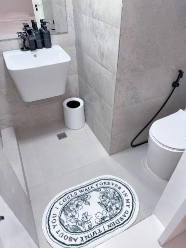 Le Luxe 102 by Ara li