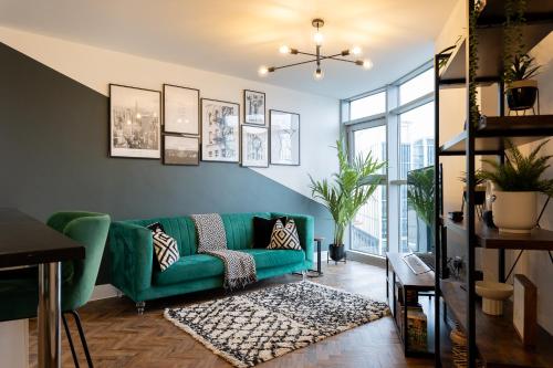 Trendy city centre apartment with free parking