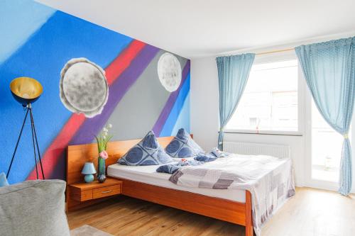 - Stellar Haven Deluxe with Cosmic Design - 3-Room Space-Themed Apartment 75 qm - Central Location - Balcony - Renovated 2024 with TV & Netflix - Full Kitchen - Free Parking - Near Metro & Airport - Galaxy-Inspired Interior -