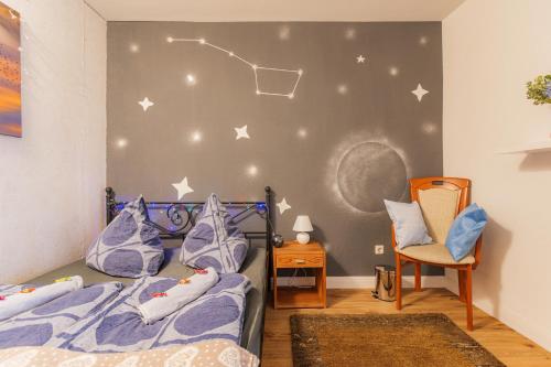 - Stellar Haven Deluxe with Cosmic Design - 3-Room Space-Themed Apartment 75 qm - Central Location - Balcony - Renovated 2024 with TV & Netflix - Full Kitchen - Free Parking - Near Metro & Airport - Galaxy-Inspired Interior -