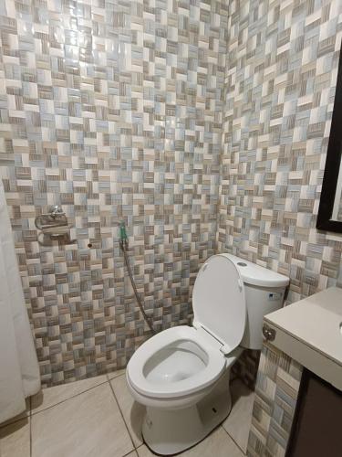 Spacious modern home near town