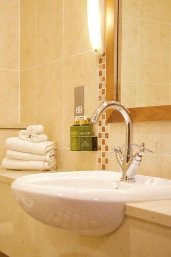 Fiddle And Bow Hotel