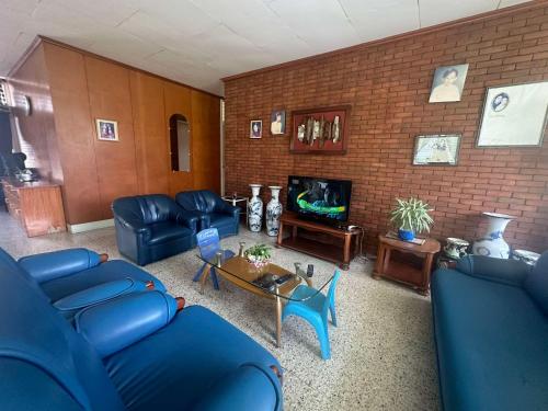 Spacious House with wide Parking Area and Lawn at Damosa Lanang