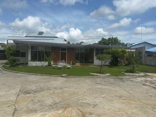 Spacious House with wide Parking Area and Lawn at Damosa Lanang