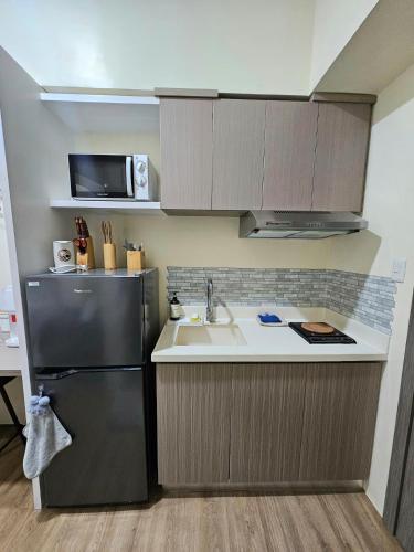 Elegant Studio with balcony unit 625 - 6th floor - near Ateneo De Cebu - High speed internet - Northwoods Place