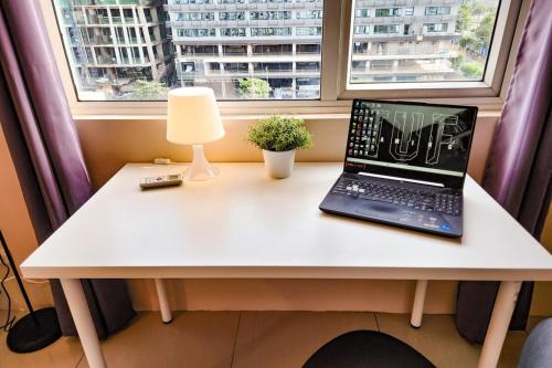 Spacious 2br 110sqm, near MOA, PS4, Printer