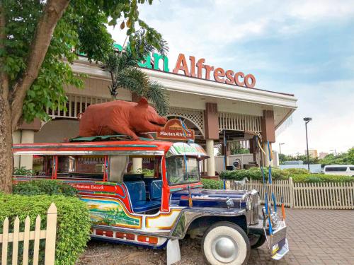 Modern 1BR w Exclusive Pool Access