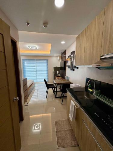 Sheryll Escapes - Angelic Premiere studio with balcony WiFi & Housekeeping