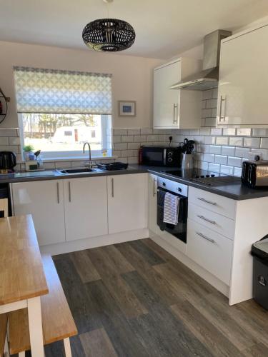 44 Gower holiday village Ty Gŵyr Cosy 2 bedroom Chalet with a seasonal indoor pool