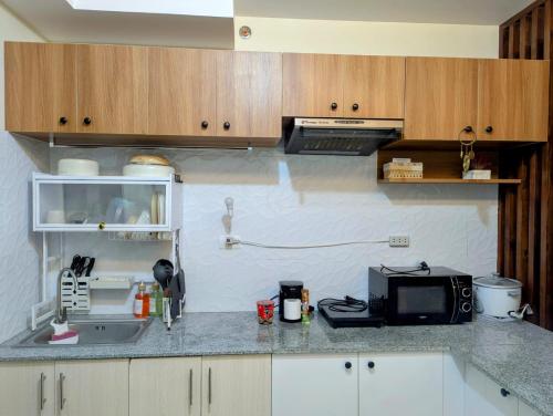King Bed, Big Kitchen, Fast WiFi, Near Airport