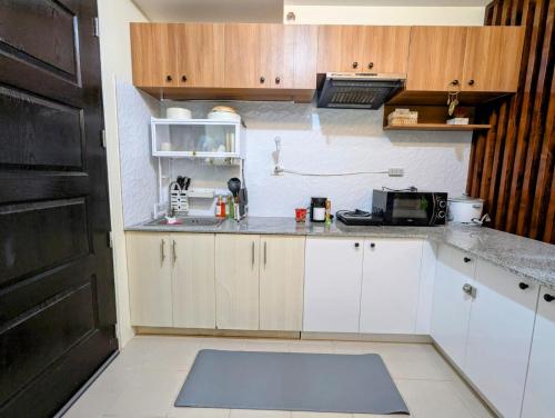 King Bed, Big Kitchen, Fast WiFi, Near Airport