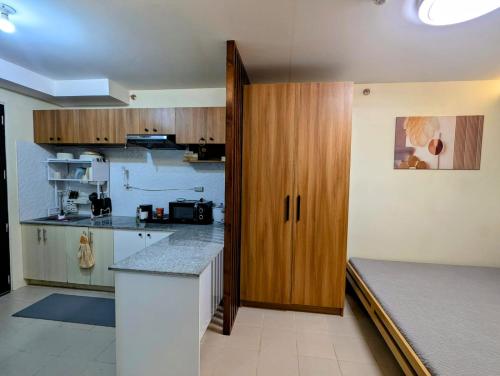 King Bed, Big Kitchen, Fast WiFi, Near Airport