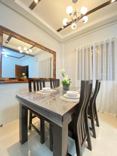 J&M Staycation Spot NEW 2BR Flat near City Center