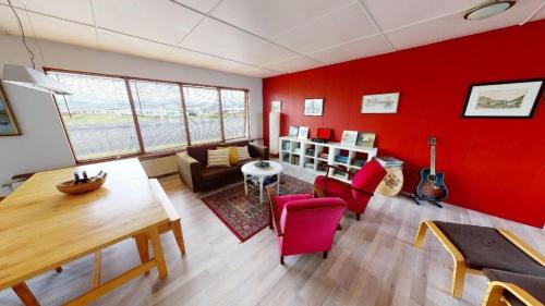 Brenna: Cliffside Apartment