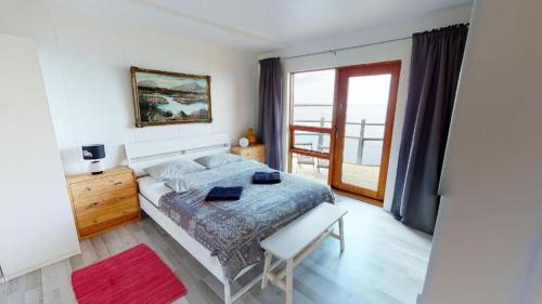 Brenna: Cliffside Apartment