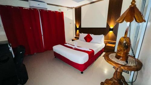 Red Palm Inn balcony room with Netflix