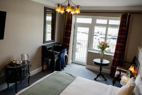 Lakeside Manor Hotel