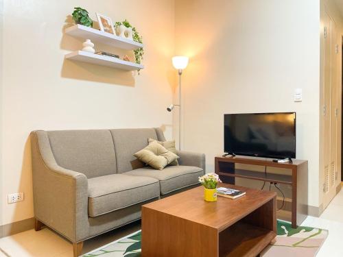 Chillhive Condo In Bgc Near Uptown Mall #ournw17a