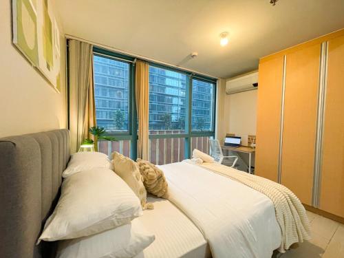 Bgc 1br Condo Across Uptown Mall, Hyatt #oursw7b2