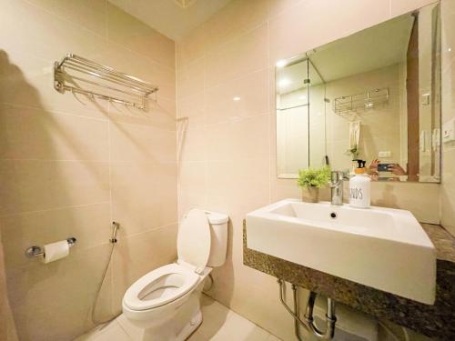 BGC Stay: Prime Condo AcrossGrand Hyatt #oursw32p