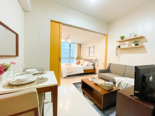 Luxury BGC Condo Across Uptown Mall #ournw19a