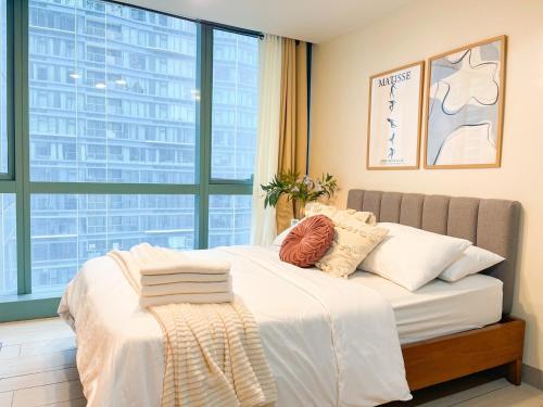 Luxury BGC Condo Across Uptown Mall #ournw19a