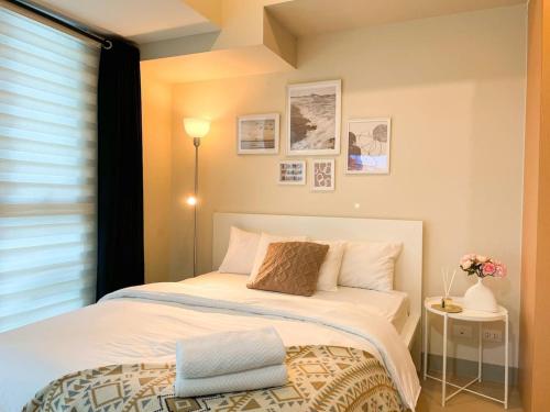 Elegant BGC Condo Across Mitsukoshi Mall #upt27p